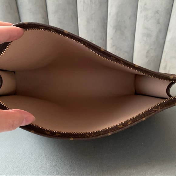 ❗️SOLD❗️🦄 Authentic LV toiletry pouch 26 - Picture 4 of 8